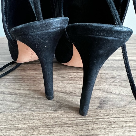 Shoes from Club Monaco (Isa Tapia). - Picture 7 of 8